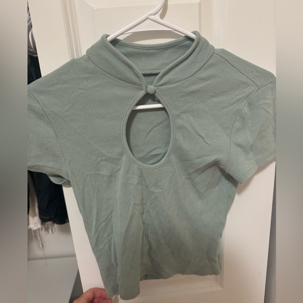 Me to We Light Green Keyhole Short Sleeve Top